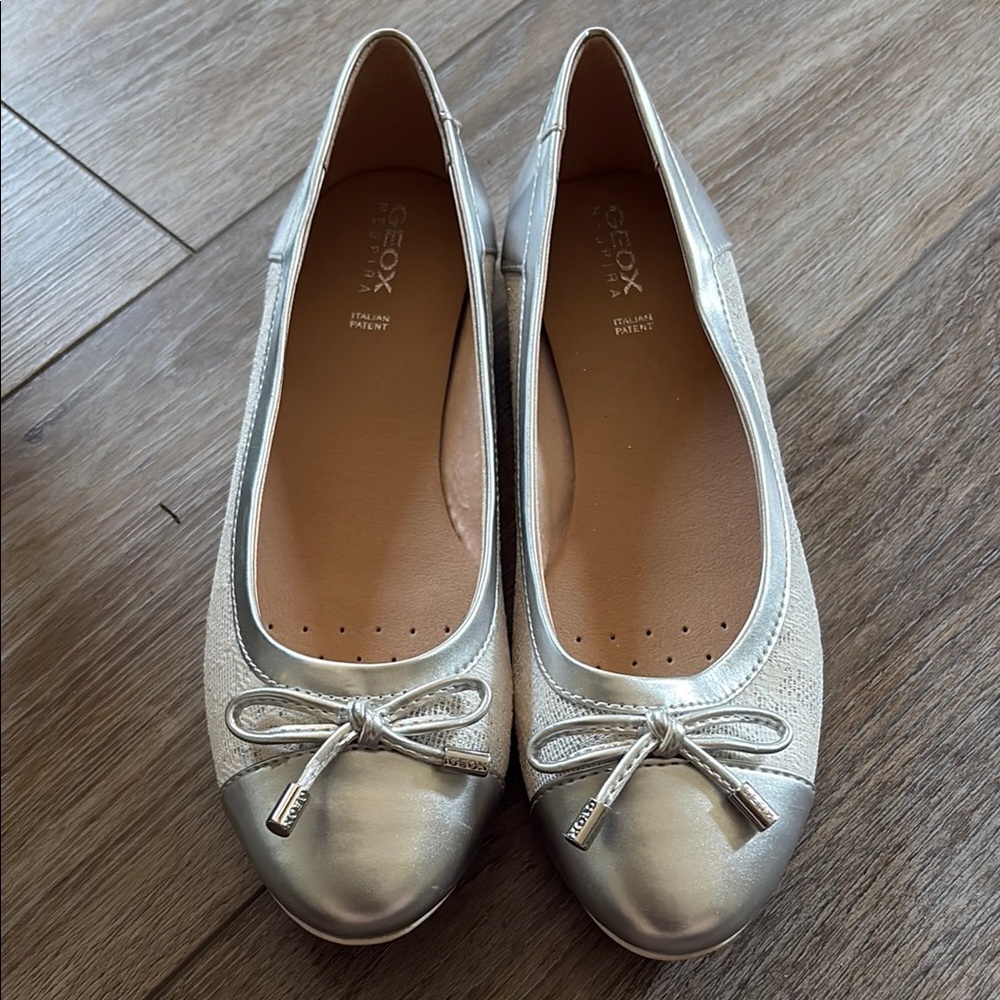 NWOT Geox Silver Flats with Bow Detail Size 8